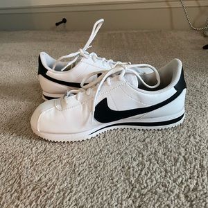 nike cortez only worn once , 7y =women’s 8.5